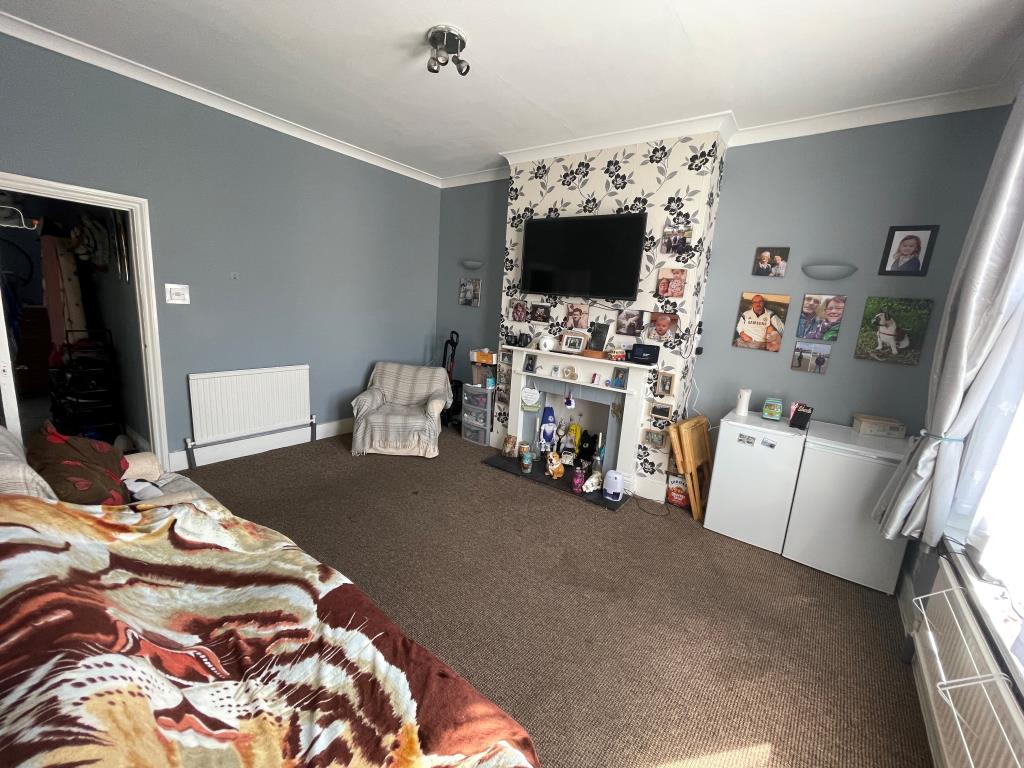 Lot: 71 - WELL PRESENTED ONE-BEDROOM FLAT FOR INVESTMENT - Living room with window